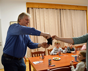 Losování vánoční soutěže knihovny Vánoce a pohádky