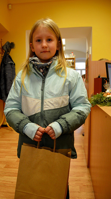 Losování vánoční soutěže knihovny Vánoce a pohádky