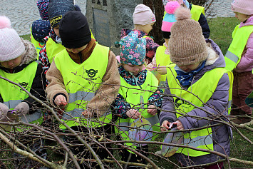 Zdobení velikonoční břízy na kasejovickém náměstí