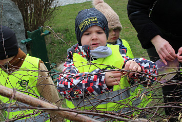 Zdobení velikonoční břízy na kasejovickém náměstí