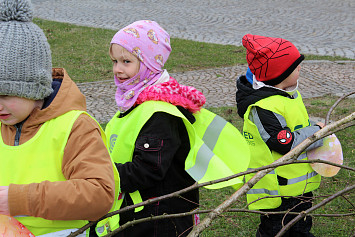 Zdobení velikonoční břízy na kasejovickém náměstí