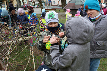 Zdobení velikonoční břízy na kasejovickém náměstí