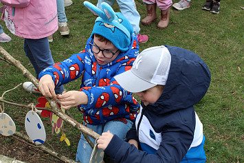 Zdobení velikonoční břízy na kasejovickém náměstí