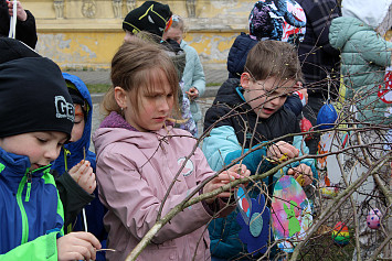 Zdobení velikonoční břízy na kasejovickém náměstí