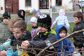Zdobení velikonoční břízy na kasejovickém náměstí