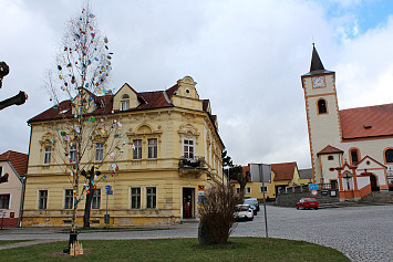 Zdobení velikonoční břízy na kasejovickém náměstí