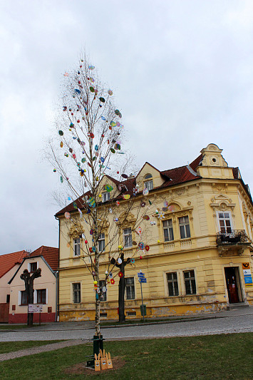 Zdobení velikonoční břízy na kasejovickém náměstí